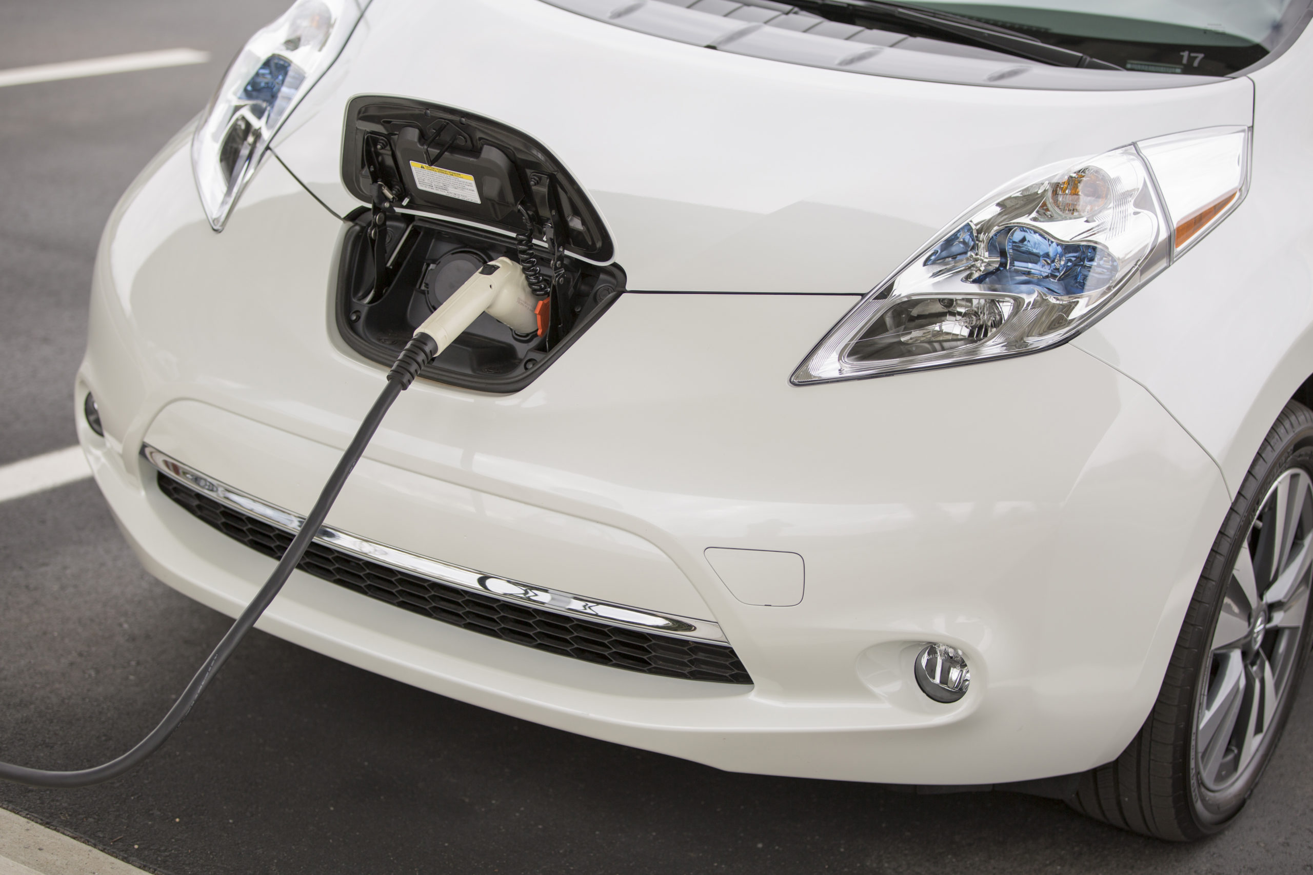 A 2015 Nissan LEAF gets charged. (Photo by Nissan.)
